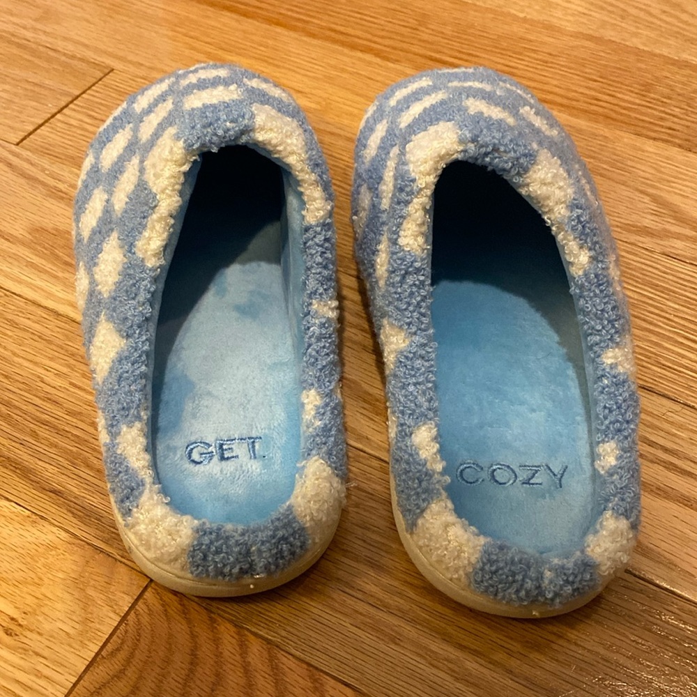 Checkered "GET COZY" Slippers in Blue/White, Size 9 - Picture 3 of 8